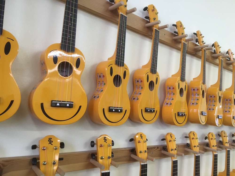 SchulUkulele mit farbigen Saiten und Akkordkarten